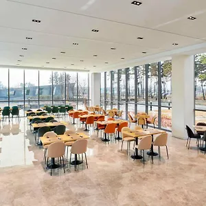 4* ホテル Ibis Styles Ambassador Airport T2